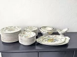Alt Amsterdam, bestehend aus 2 Fleischpasteten. 2 Schüsseln, 14 große Teller, 14 kleine Teller, 11 Suppenteller, 1 saucier (eine