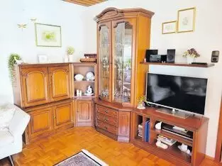 Nussbaum antik, sehr gut erhaltene und gepflegte Schrankkombination. Echtholz-Furnier, Scheiben gewölbt. Alle Teile funktionsfäh