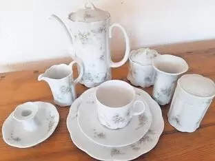 Kaffeeservice für 12 Personen mit Kaffeekanne, 2 x Milchkännchen, 1 x Zuckerdose, 1 Kerzenständer, 1 Vase klein, 1 Dose klein, e