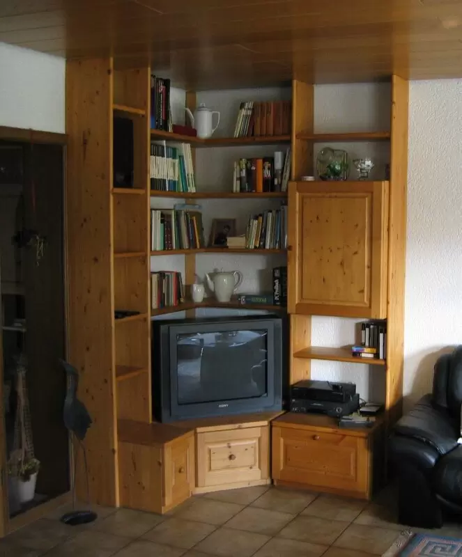 Fichte massiv, über Ecke. Bestehend aus 6 Regalen, 30, 40 (2x), 60 und 80 cm breit, Eckteil mit Eckenmaß 92x92 cm. Länge 3,58 m,