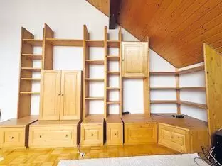 11254571_10_1 Fichte massiv, über Ecke. Bestehend aus 6 Regalen, 30, 40 (2x), 60 und 80 cm breit, Eckteil mit Eckenmaß 92x92 cm. Länge 3,58 m,