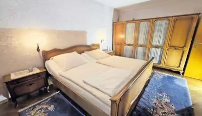 11254572_10_1 (Echtholz), bestehend aus Kleiderschrank, Bett mit hochwertigen Lattenrosten, 2 Nachttischen, Frisierkommode, 2 Stühlen. Maße Kl