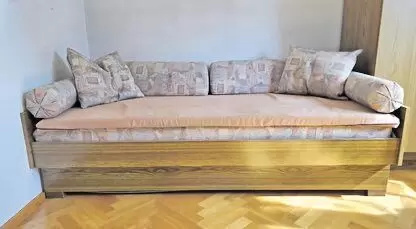 in gutem Zustand mit guter Matratze, Maße: 90x200, zu verschenken