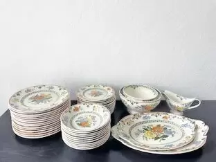 Alt Amsterdam, 2 Servierplatten, 2 Schüsseln, 15 große Teller, 14 kleine Teller, 11 Suppenteller, 1 Saucier (am Ausgießer eine k