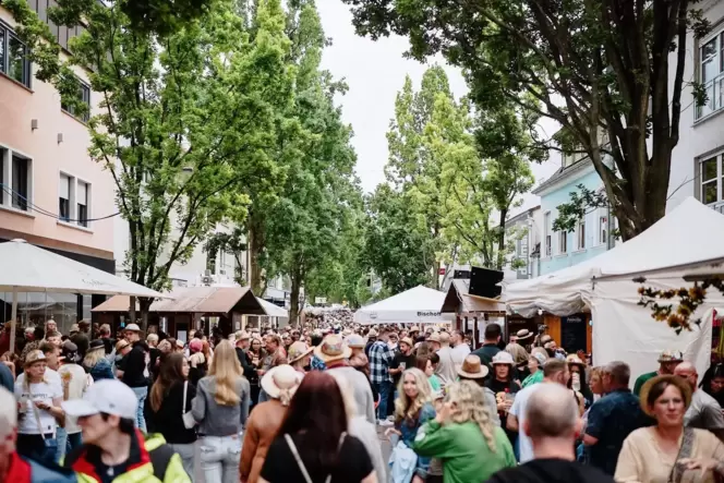 Vier Tage lang Strohhutfest: Ab Donnerstag füllen sich die Straßen in Frankenthal wieder mit Menschen.