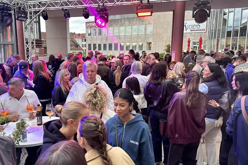 Auf der Terrasse der VR-Bank herrschte ausgelassene Stimmung.