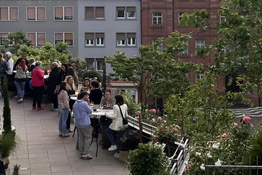 Gegen 18 Uhr füllte sich die Terrasse zunehmend.