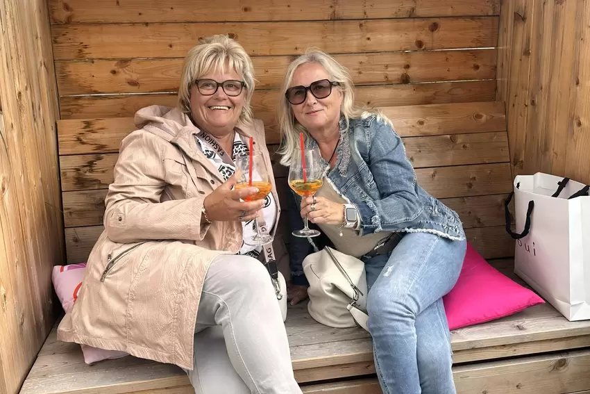 Die Besucher der Sunset Lounge stimmten sich mit Kaltgetränken ein. Besonders gefragt: Aperol Spritz.
