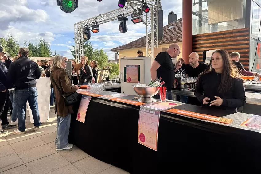 Das Gastro-Team hinter der Bar hatte alles im Griff.
