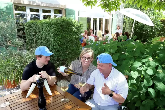 Stoßen auf das neue Pop-Up an (von links): Joshua Leise, Janina Berizzi und Simi Berst.
