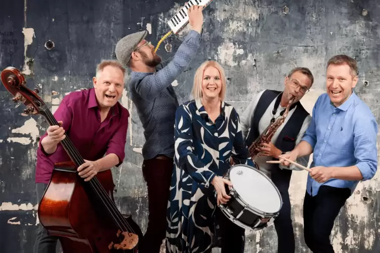Er&ouml;ffnet am Dienstag, 9. Juni, die Reihe &bdquo;Lautrer Sommerabende&ldquo;: die Band Acoustic Colour um S&auml;ngerin Tina Skolik. 