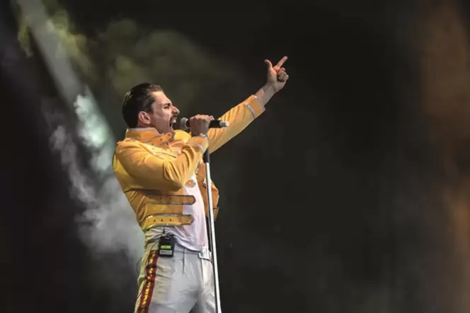 Auch die Pose stimmt: Valentin L. Findling als Freddie Mercury.