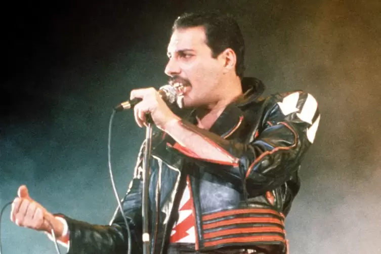 Beim Auftritt von Queen in Sydney, Australien, im Jahr 1985: Freddie Mercury 2006, 60 Jahre alt geworden. 