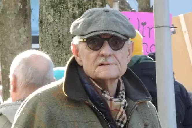 Das Foto zeigt Gerhard Kaiser bei einer Demo gegen Rechts im Jahr 2024 auf dem Hallplatz.