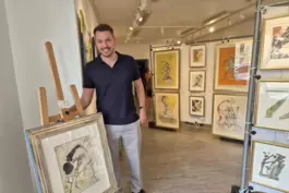 Kunstsammler Frederik Kunz posiert vor der Farblithographie von Salvador Dalí mit dem Titel „Metamorphose des Ritters" (1957). 