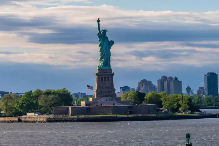 Die Stadt, die ganz sicher auch w&auml;hrend der WM nicht schl&auml;ft: New York, im Vordergrund die Freiheitsstatue.