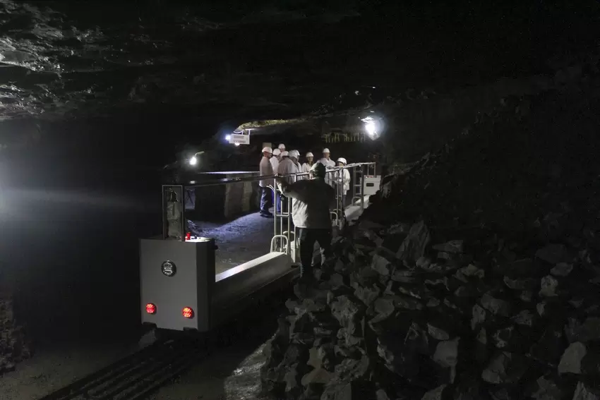 Im Besucherstollen macht die neue Grubenbahn eine gute Figur.