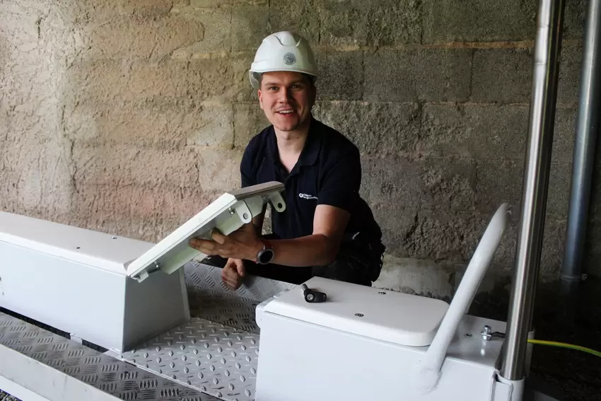 Ingenieur Florian Zylla demonstriert wie die Grubenbahn durch einen bei Bedarf herausnehmbaren Bereich der Sitzbank mit ebenem D