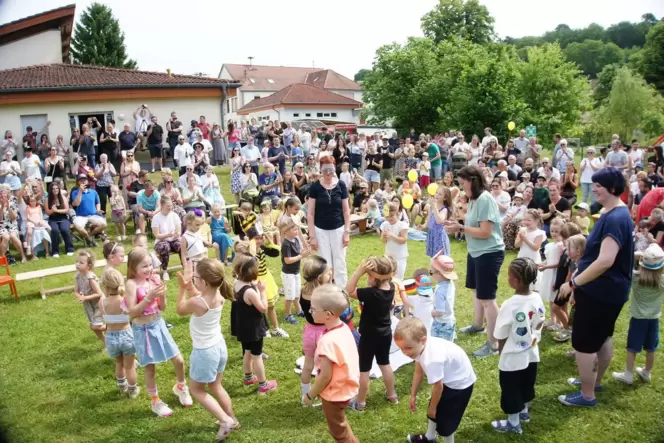 Kinder und Erzieher der Kita Wiesbach tanzen und singen sich durch 50 Jahre Musikgeschichte.
