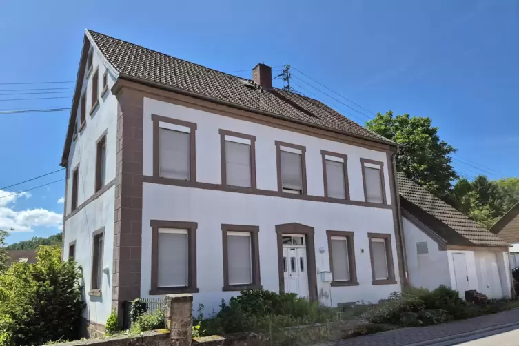 Auch das fr&uuml;here katholische Pfarrhaus in der Marktstra&szlig;e in Glan-M&uuml;nchweiler soll verkauft werden.