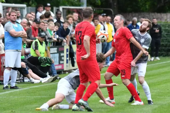 Unübersichtlich: am Boden Münchweilers Torschütze zum 3:0, Henry Zimmermann, in Rot die Stambacher Markus Bolies (Nummer 13) und