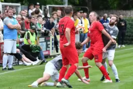 Unübersichtlich: am Boden Münchweilers Torschütze zum 3:0, Henry Zimmermann, in Rot die Stambacher Markus Bolies (Nummer 13) und
