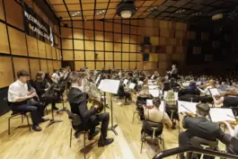 Das Jugendsinfonieorchester des Landkreises Kaiserslautern unter der Leitung von Matthew J. Reese spielte Werke bekannter klassi