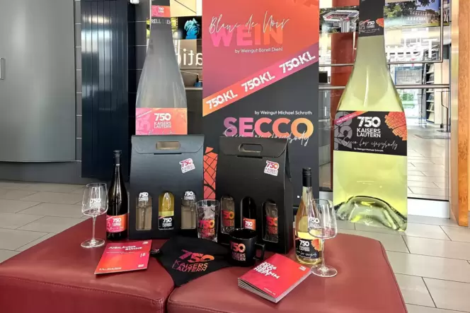 Vom Dubbeglas bis zum 0-Euro-Schein: Wer Jubiläumsjahr-Souvenirs sucht, wird in der Tourist Info fündig.
