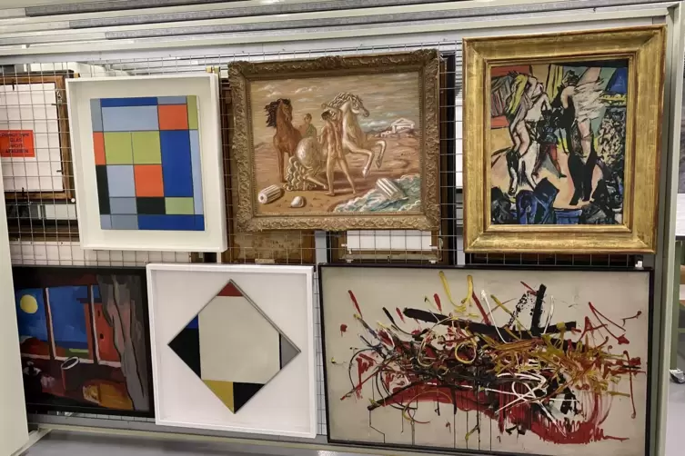 Die Gem&auml;lde h&auml;ngen senkrecht. Hier unter anderem Werke von Max Beckmann und Piet Mondrian. 