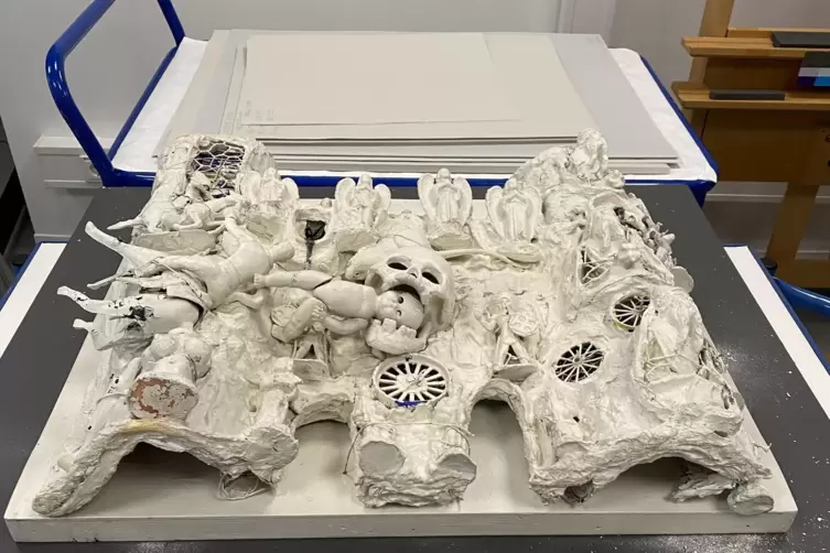 Dieses Kunstwerk von Niki de Saint Phalle muss zum Museumsdoktor, also zum Restaurator, weil die wei&szlig;e Farbe von dem Kunststoff 