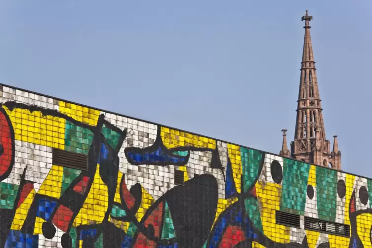 Mir&oacute;-Wand mit Lutherkirche. 