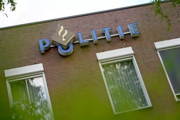 Schriftzug "Politie" an einem Polizeirevier