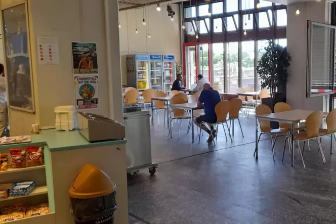 Blick in den Gastraum der Cafeteria in der Stadtklinik Frankenthal. Dort gibt es nur montags bis freitags etwas zu essen und zu