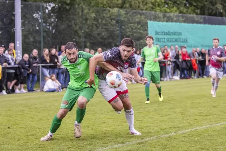 Jan Wollenschläger (links), hier mit Tim Gottlieb von der TSG Burglichtenberg, köpfte das frühe 1:0.