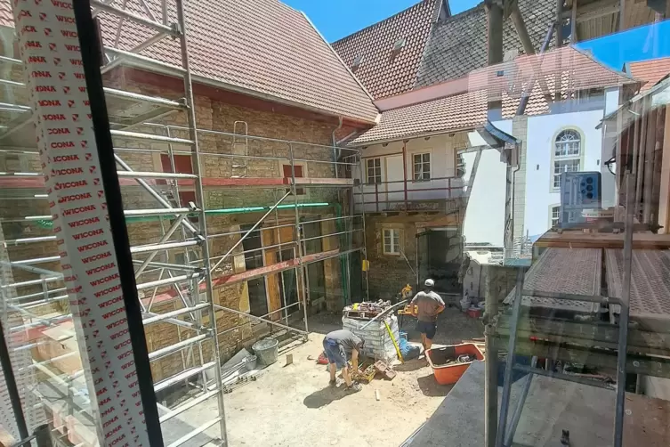 Der F&uuml;rstenw&auml;rther Hof, noch eine Baustelle, beherbergt ab November das Sternerestaurant &bdquo;La M&eacute;sange&ldquo;. Zimmer und Suiten sollen 
