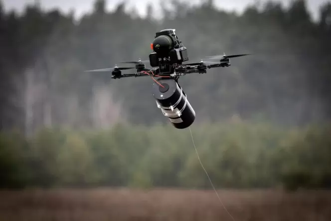 Eine ukrainische FPV-Drohne fliegt an einem ungenannten Ort in der Region Kiew.