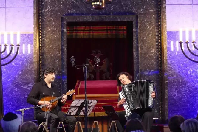 Mandolinensolist Avi Avital und die Akkordeonistin Ksenija Siderova spielten in der Saarbrücker Synagoge.