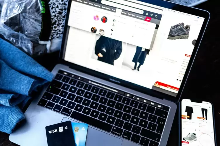Verschiedene Online-Shops sind auf einem Laptop geöffnet