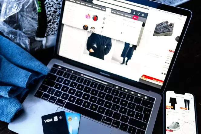 Verschiedene Online-Shops sind auf einem Laptop geöffnet