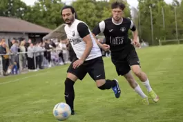 Sefa Muratoglu (links, SG) im Zweikampf mit dem Mundenheimer Damian Zitzmann. 