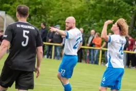 Gibt die Richtung vor: Jonah Eckert (Mitte), Büchelbergs Torschütze zum 1:0.