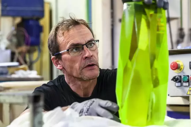 Hier wird nach Entwürfen des Künstlers Arik Levy ein Rockstone 40 gefertigt. Die 40 Zentimeter hohe und 14 Kilo schwere Skulptur