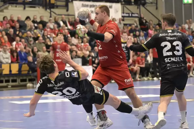 Am Kreis ein echter Brecher: Freddy Stüber im Spiel gegen die HSG Krefeld Niederrhein.