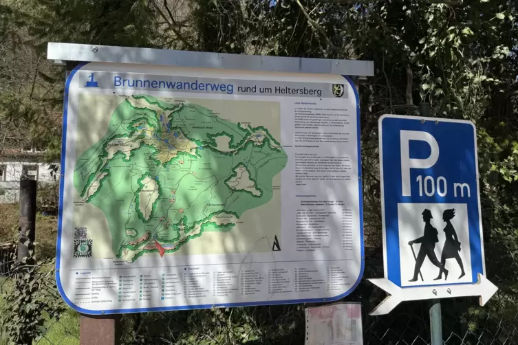 Am Wanderparkplatz h&auml;ngt eine Karte des gesamten Brunnenwanderwegs. 