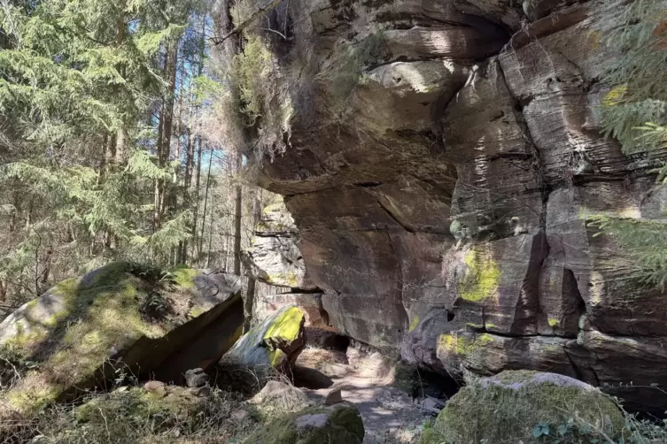 Der Kasimirfels liegt abseits ds Weges.