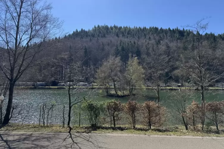 Nach der Wanderung l&auml;dt ein Besuch des Clausensees. 