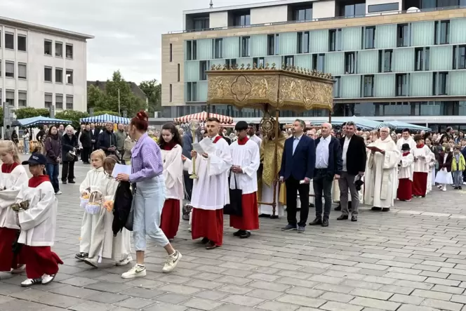 Mit einem festlichen Gottesdienst auf dem Stiftsplatz begingen die Katholiken der Stadtpfarreien am Donnerstag das Fronleichnams