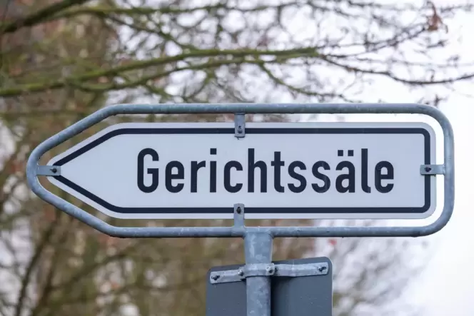 Eine Frau, die unberechtigterweise Leistungen bezogen hat, wurde nun verurteilt.