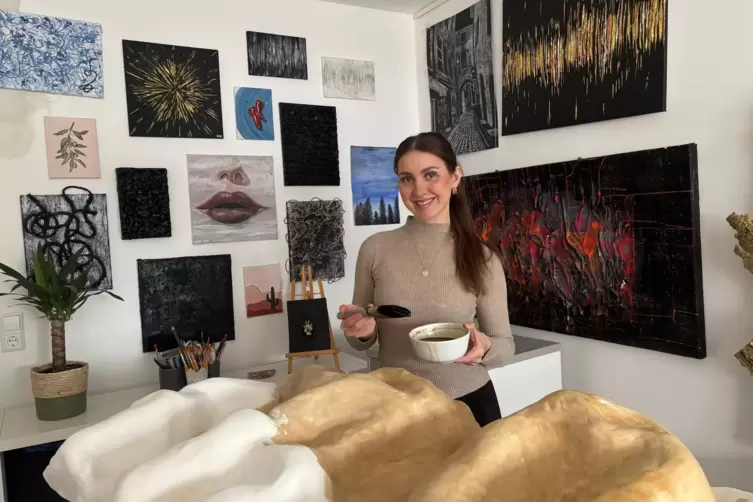 C&eacute;line Marie Peter bei der Arbeit in ihrem Atelier.