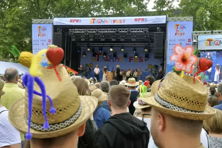 Der Frankenthaler Rathausplatz ist bei der Er&ouml;ffnung des Strohhutfests sehr gut besucht. 